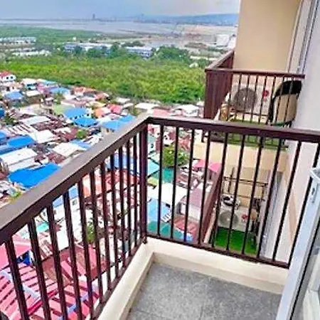 Spacious Condo Unit With Balcony